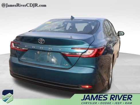 Used 2025 Toyota Camry SE image 11