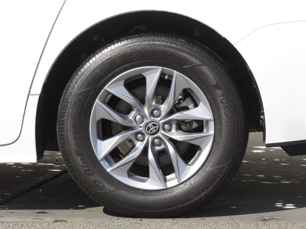 Certified 2024 Toyota Sienna XLE FWD image 38