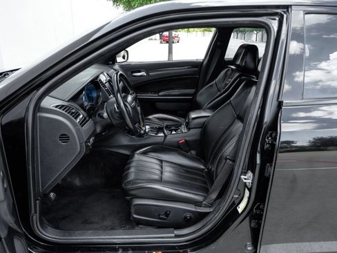 Used 2018 Chrysler 300 S AWD/4WD image 4