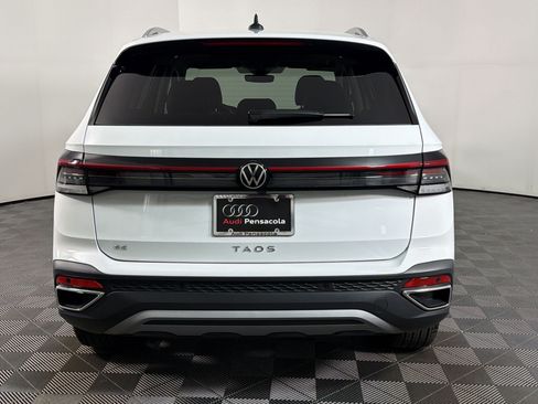 Used 2025 Volkswagen Taos SE w/ Panoramic Sunroof Package FWD image 8