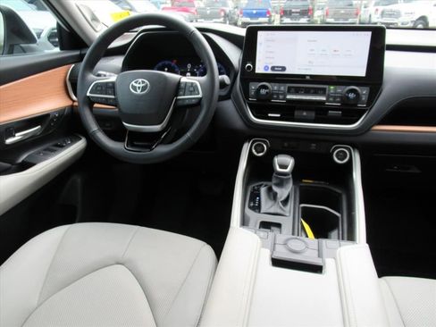 Used 2025 Toyota Grand Highlander FWD image 13