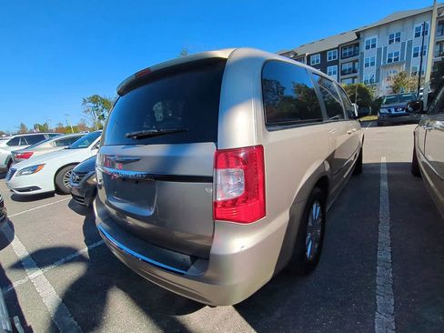 Used 2016 Chrysler Town & Country Touring image 4