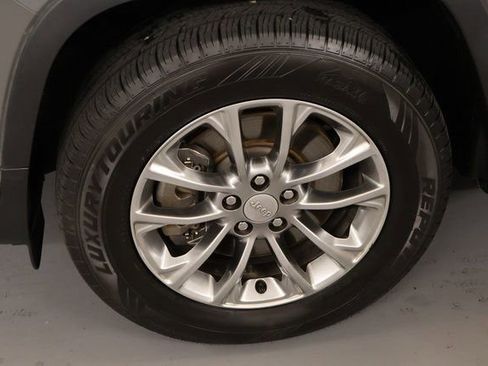 Used 2020 Jeep Cherokee Latitude Plus image 10