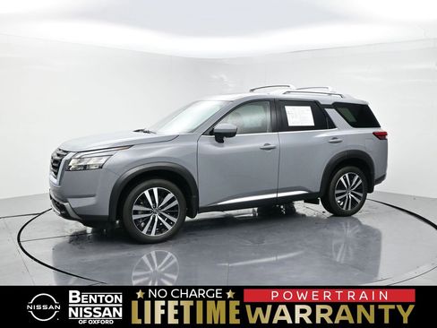 Used 2024 Nissan Pathfinder Platinum w/ Cargo Package image 1