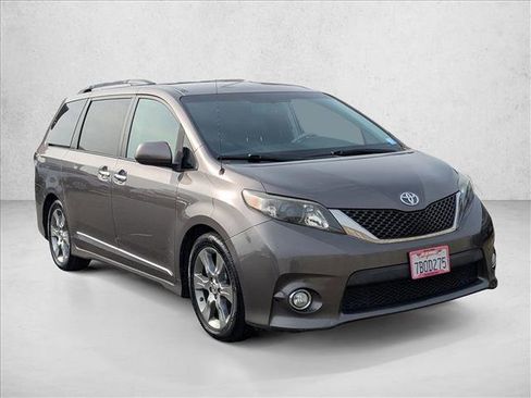 Used 2013 Toyota Sienna SE image 3