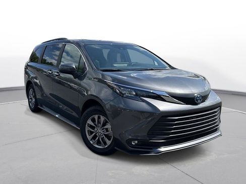 Certified 2025 Toyota Sienna XLE FWD image 4