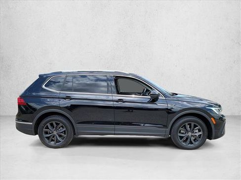 Used 2024 Volkswagen Tiguan SE w/ Panoramic Sunroof Package FWD image 4