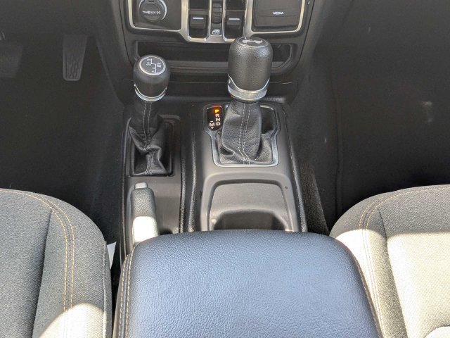 Used 2024 Jeep Wrangler Unlimited Sahara AWD/4WD image 19