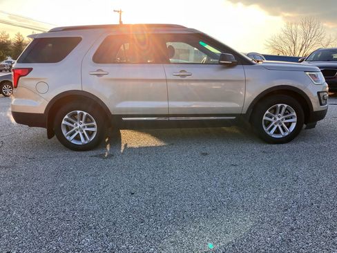 Used 2017 Ford Explorer XLT image 4