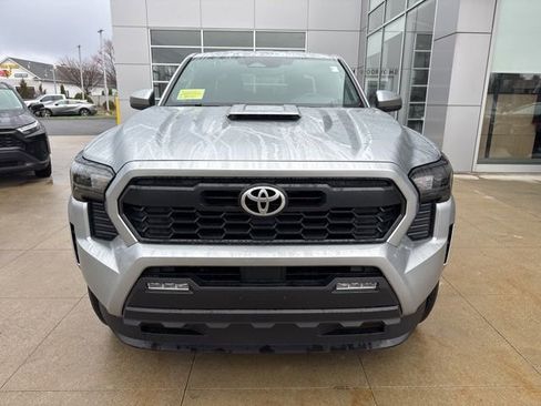 Used 2025 Toyota Tacoma TRD Sport AWD/4WD image 2