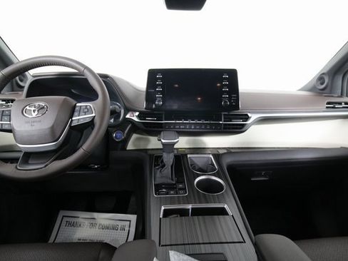 Used 2024 Toyota Sienna Platinum image 13