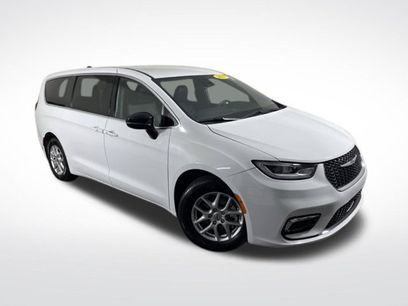 Used 2025 Chrysler Pacifica Select