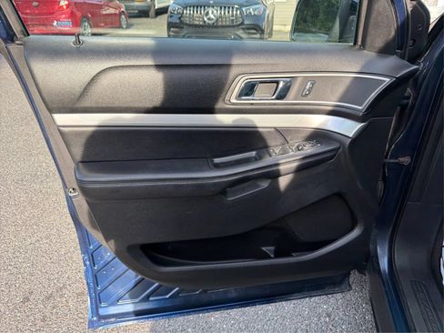 Used 2017 Ford Explorer XLT w/ Equipment Group 202A AWD/4WD image 22