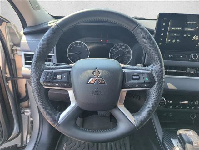 Used 2025 Mitsubishi Outlander SE FWD image 13
