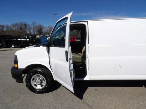 Used 2022 Chevrolet Express 3500 w/ Driver Convenience Package RWD image 13