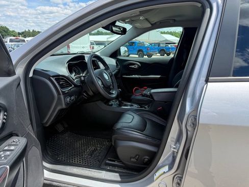 Used 2022 Jeep Cherokee Trailhawk w/ Premium Leather Package AWD/4WD image 10