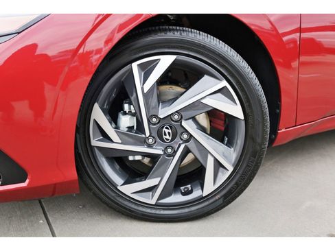 Certified 2025 Hyundai Elantra SEL image 32