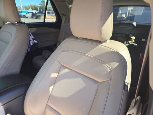 Used 2021 Ford Explorer XLT w/ Equipment Group 202A image 7