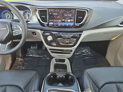 Certified 2024 Chrysler Pacifica Touring-L image 11