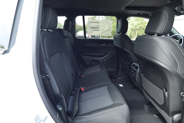 New 2027 Jeep Grand Cherokee Laredo X RWD image 30