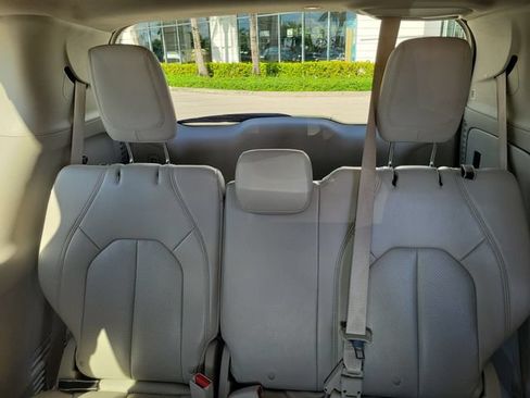 Used 2021 Chrysler Pacifica Touring-L FWD image 10