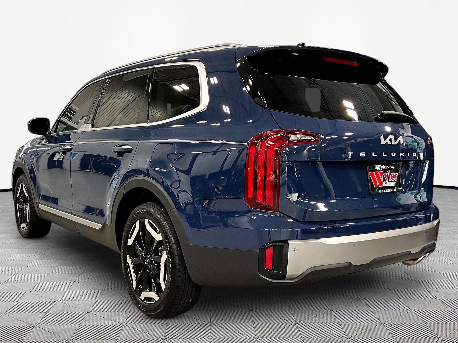 Used 2025 Kia Telluride S FWD image 4