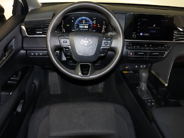 Used 2025 Toyota Camry LE FWD image 3