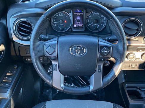 Used 2022 Toyota Tacoma TRD Off-Road image 8