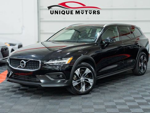 Used 2020 Volvo V60 T5 Cross Country AWD/4WD image 1