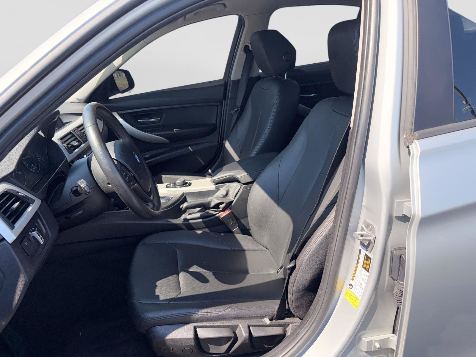 Used 2017 BMW 320i Sedan RWD image 9