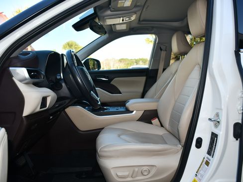 Used 2020 Toyota Highlander XLE image 7