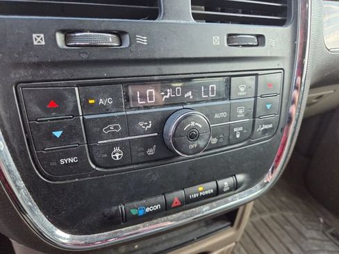 Used 2016 Chrysler Town & Country Touring w/ Driver Convenience Group FWD image 16