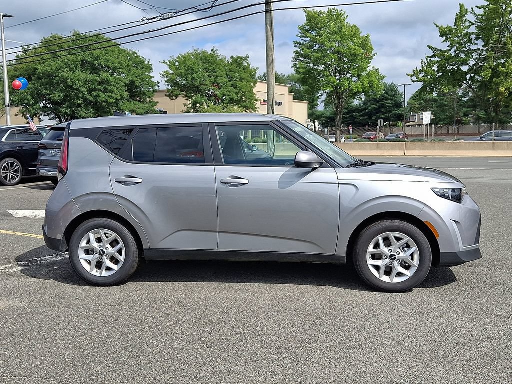 Used 2025 Kia Soul LX w/ LX Technology Package FWD image 8