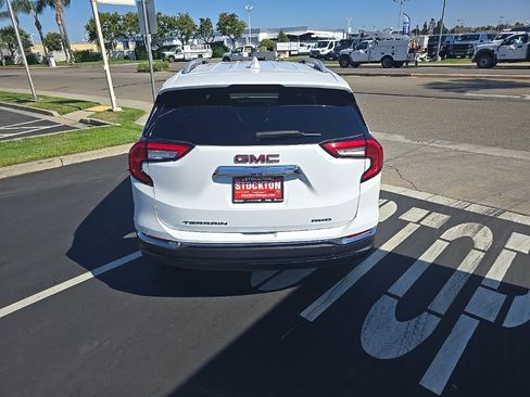 Used 2024 GMC Terrain SLT image 12