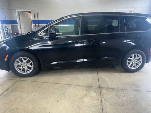 Used 2017 Chrysler Pacifica LX FWD image 4