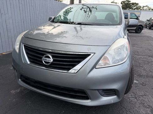 Used 2013 Nissan Versa SV image 2
