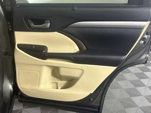 Used 2016 Toyota Highlander XLE image 19