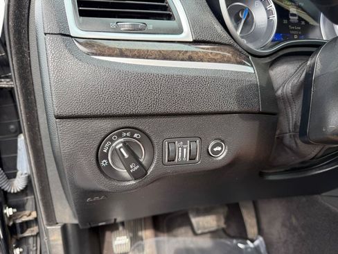 Used 2019 Chrysler 300 Limited RWD image 32