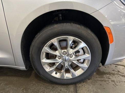 Used 2021 Chrysler Pacifica Touring-L image 35