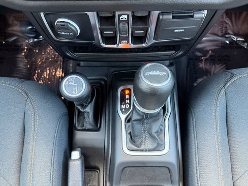 Used 2024 Jeep Gladiator Sport AWD/4WD image 21