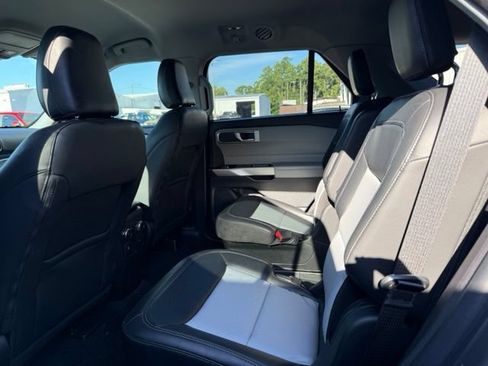 Used 2022 Ford Explorer XLT w/ Equipment Group 202A AWD/4WD image 7