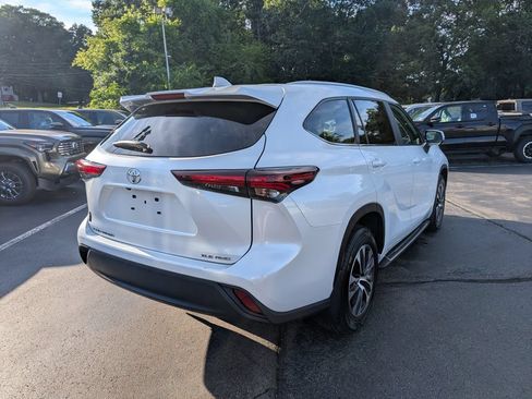 Used 2024 Toyota Highlander XLE AWD/4WD image 7