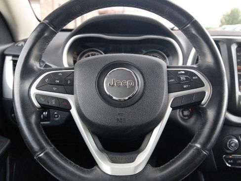 Used 2017 Jeep Cherokee Trailhawk w/ Comfort & Convenience Group AWD/4WD image 17