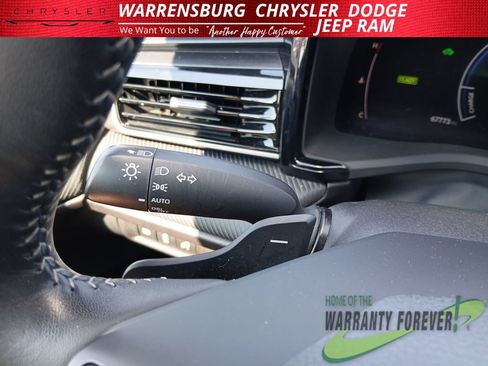 Used 2025 Toyota Camry SE FWD image 17