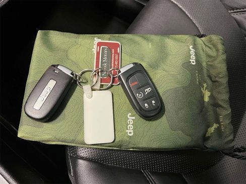 Used 2021 Jeep Cherokee Limited image 38