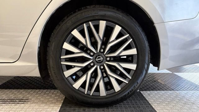 Used 2025 Nissan Altima 2.5 SV FWD image 10