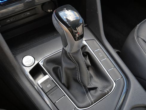 Certified 2022 Volkswagen Tiguan SE image 25