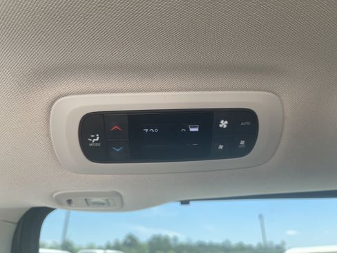 Used 2023 Chrysler Pacifica Limited FWD image 40