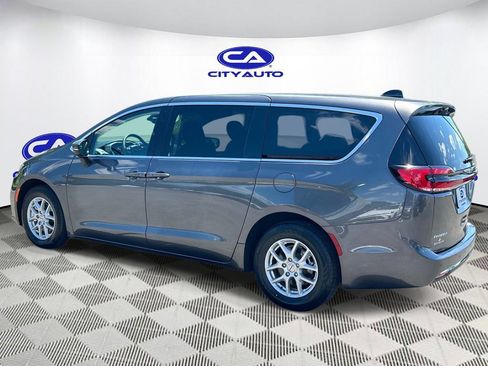 Used 2023 Chrysler Pacifica Touring-L FWD image 7