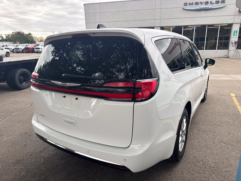 Used 2023 Chrysler Pacifica Touring-L FWD image 5